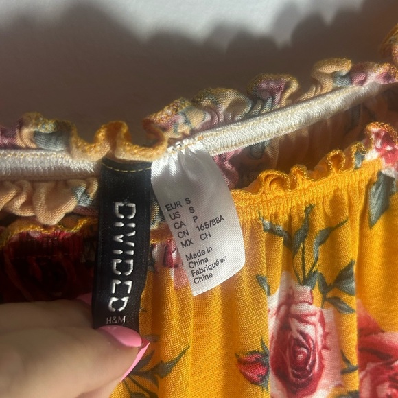 DIVIDED size S, off the shoulder short sleeve crop top, orange with a red floral - Picture 4 of 7